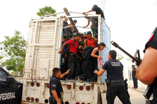 Phát hiện 130 người di cư trong thùng xe tải tại Mexico - Ảnh 1.