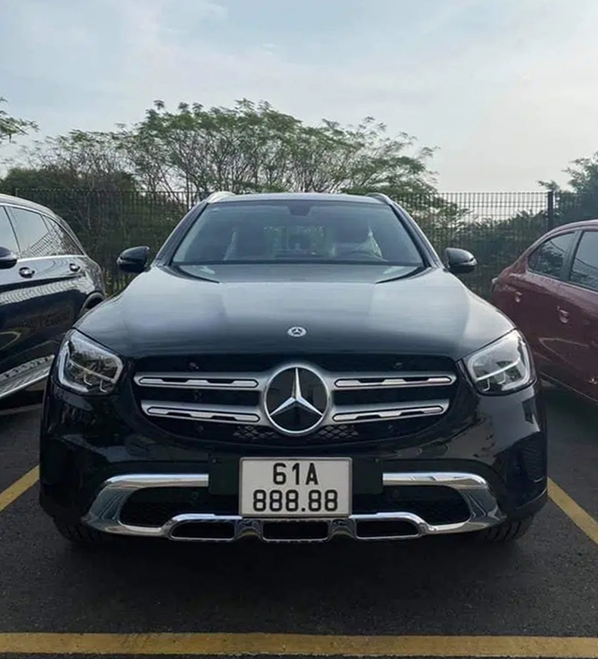 Người đàn ông mua Mercedes tặng vợ và bốc được biển ngũ quý 8 siêu hiếm: Đã giàu còn may mắn - Ảnh 2.