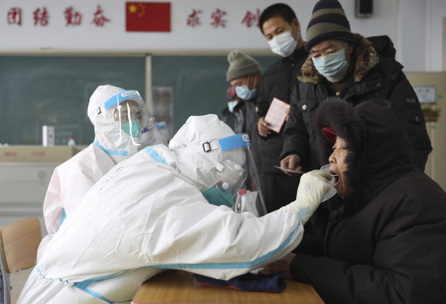 Hơn 98,6 triệu ca mắc COVID-19 trên thế giới, Bắc Kinh triển khai xét nghiệm cho hàng triệu người - Ảnh 3.