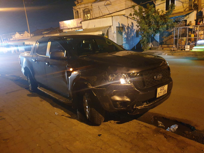 Xe bán tải do người đàn ông nước ngoài cầm lái húc văng 3 xe máy trong đêm, 4 người bị thương - Ảnh 2.
