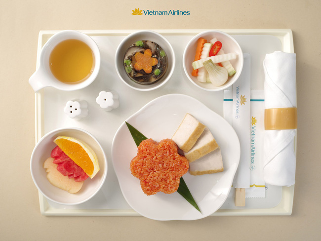 HOT: Giúp mọi người cảm nhận rõ hương vị Tết ngay cả khi bay, Vietnam Airlines quyết đưa bánh chưng, dưa hành, xôi gấc bày đầy đủ trên mâm để phục vụ khách - Ảnh 1.