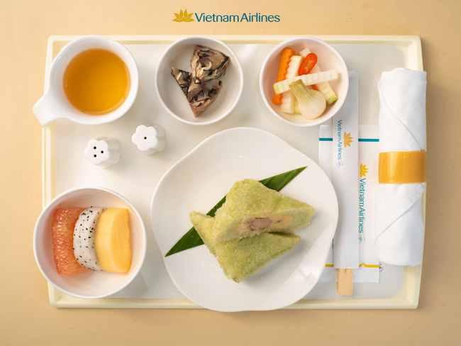 HOT: Giúp mọi người cảm nhận rõ hương vị Tết ngay cả khi bay, Vietnam Airlines quyết đưa bánh chưng, dưa hành, xôi gấc bày đầy đủ trên mâm để phục vụ khách - Ảnh 2.