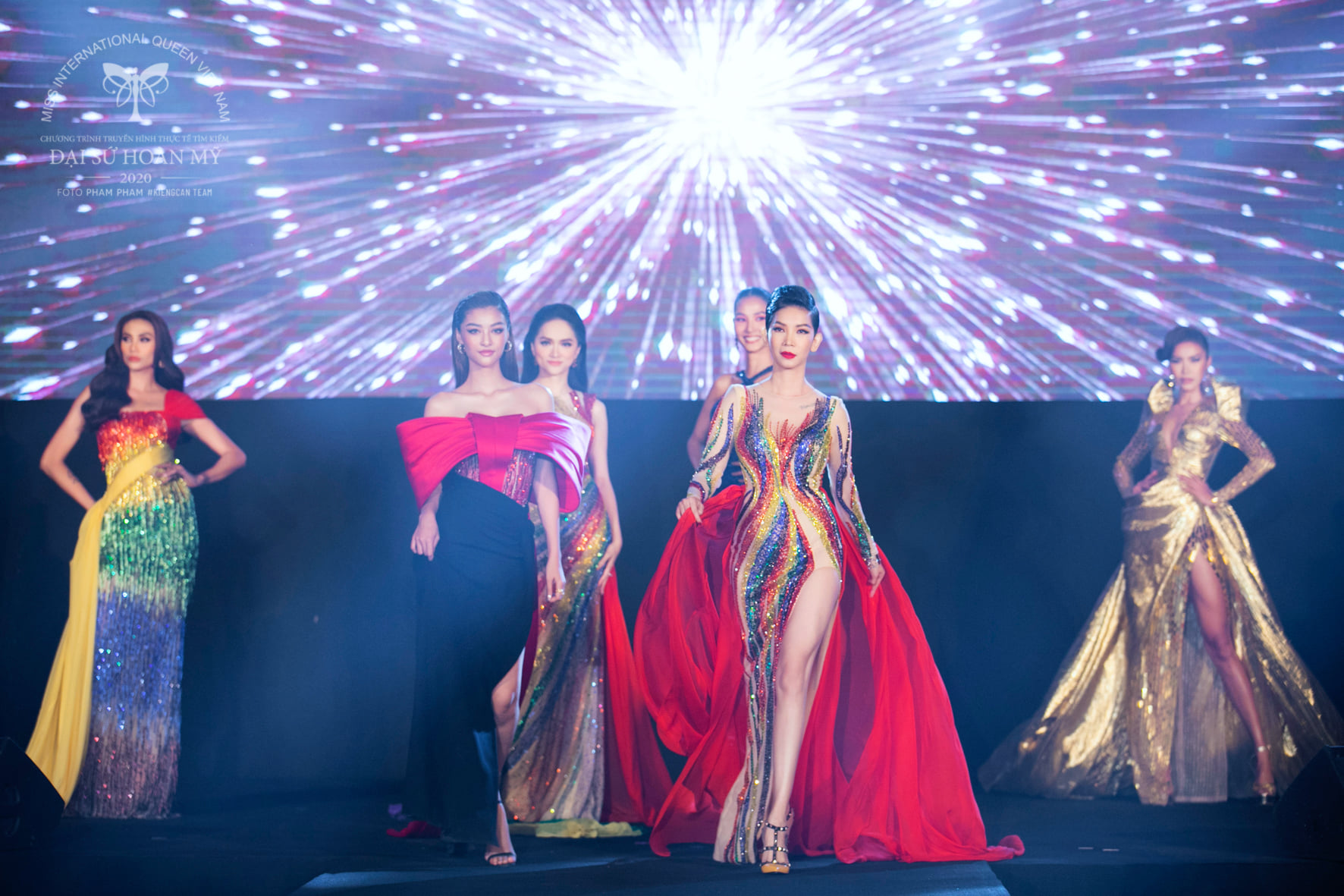 Final ambassador Hoan My: Top 9 showing her fiery body in evening dress competition, Vo Hoang Yen praised with sobbing - Photo 13.