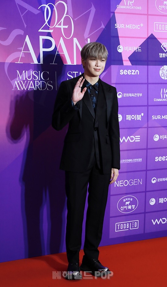 Thảm đỏ APAN Music Awards: Jeon So Min xinh hết phần thiên hạ, Wanna One tái ngộ khiến fan dậy sóng - Ảnh 9.
