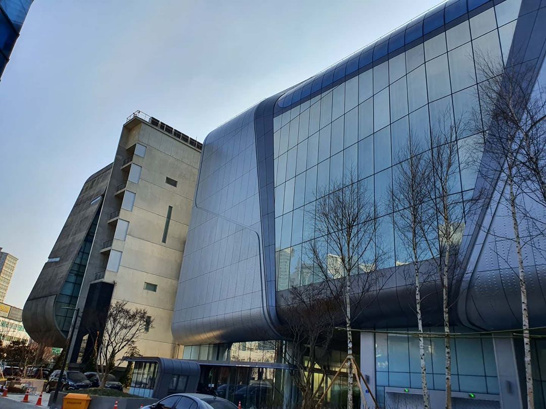 Em trai BLACKPINK h&eacute; lộ trụ sở mới si&ecirc;u sang của YG: Căng tin, ph&ograve;ng tập khổng lồ chưa sốc bằng h&agrave;nh lang đủ lớn để quay MV! - Ảnh 2.