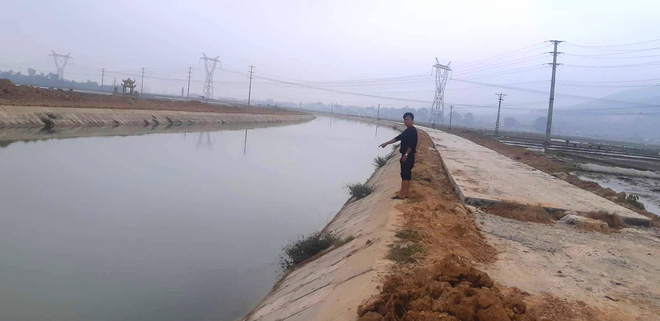 Vụ bé 9 tuổi rơi xuống sông, tử vong vì không có chỗ bám: Giải pháp nào cứu dòng sông tử thần? - Ảnh 5.