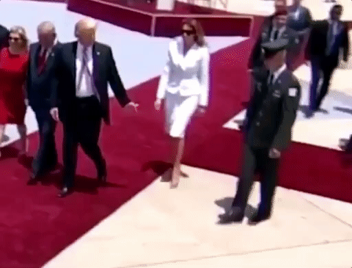 Mới chủ động nắm tay chồng cùng nhau rời Nhà Trắng, phu nhân Melania Trump lại có hành động khó hiểu tại sân bay gây bàn tán xôn xao - Ảnh 3.