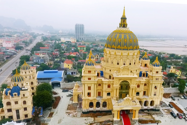 Cận cảnh l&acirc;u đ&agrave;i d&aacute;t v&agrave;ng của đại gia xi măng ở Ninh B&igrave;nh: X&acirc;y th&ocirc; hết 400 tỷ, nội thất đắt đến cho&aacute;ng ngợp - Ảnh 3.