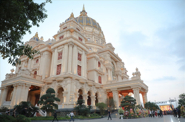 Cận cảnh l&acirc;u đ&agrave;i d&aacute;t v&agrave;ng của đại gia xi măng ở Ninh B&igrave;nh: X&acirc;y th&ocirc; hết 400 tỷ, nội thất đắt đến cho&aacute;ng ngợp - Ảnh 4.