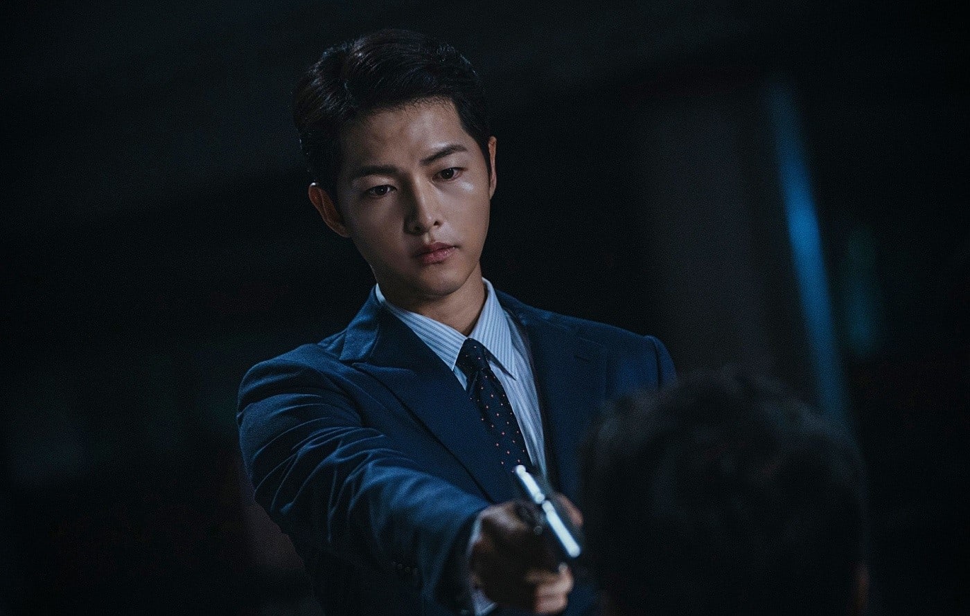 Trùm mafia" Song Joong Ki trầm ngâm bên ly rượu trong Vincenzo, còn úp mở:  "Phim cực kì khó đoán"