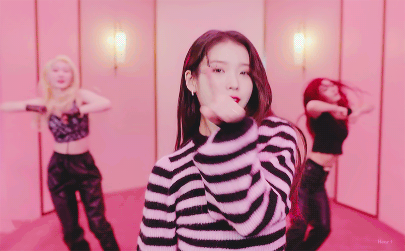 IU trở lại với Celebrity: Lâu lắm mới thấy nhảy, thay tới 10 bộ đồ trong MV và bài hát chạm nóc Melon chỉ sau 7 phút phát hành! - Ảnh 5. IU trở lại với Celebrity: Lâu lắm mới thấy nhảy, thay tới 10 bộ đồ trong MV và bài hát chạm nóc Melon chỉ sau 7 phút phát hành! - Ảnh 5.