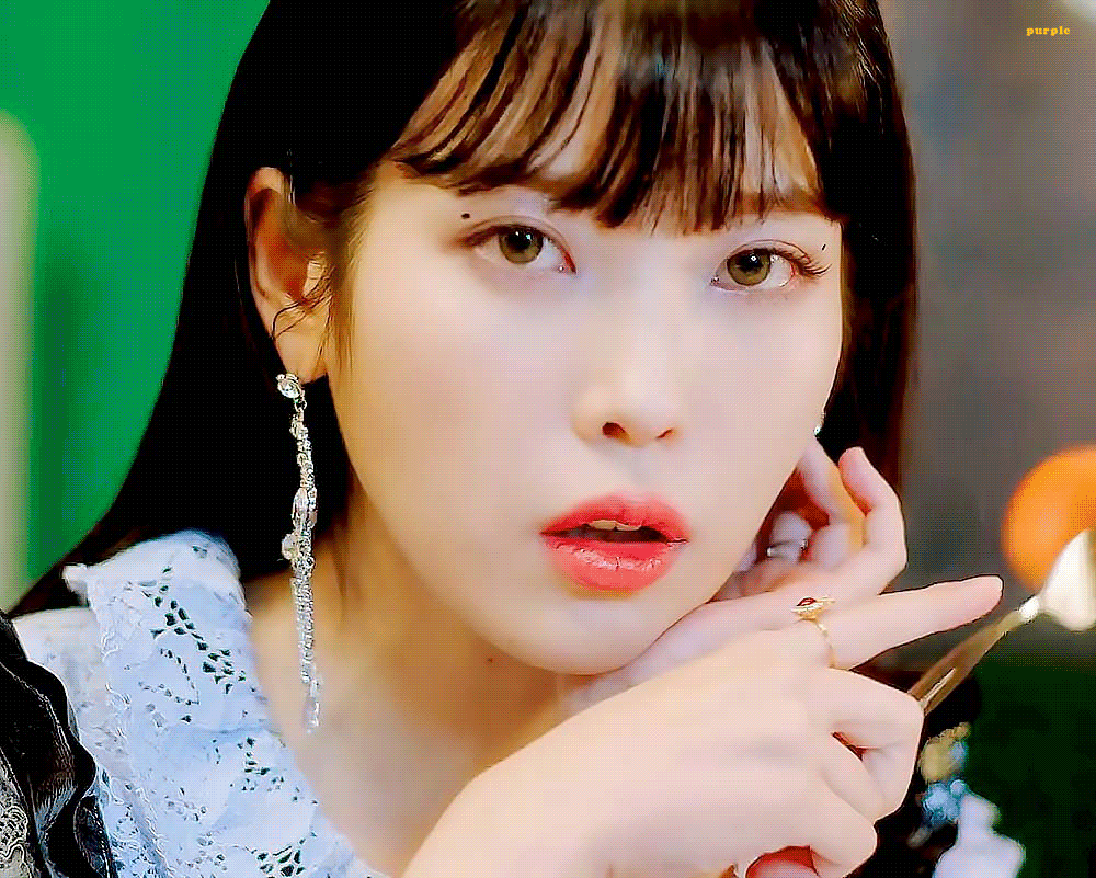 IU trở lại với Celebrity: Lâu lắm mới thấy nhảy, thay tới 10 bộ đồ trong MV và bài hát chạm nóc Melon chỉ sau 7 phút phát hành! - Ảnh 7. IU trở lại với Celebrity: Lâu lắm mới thấy nhảy, thay tới 10 bộ đồ trong MV và bài hát chạm nóc Melon chỉ sau 7 phút phát hành! - Ảnh 7.