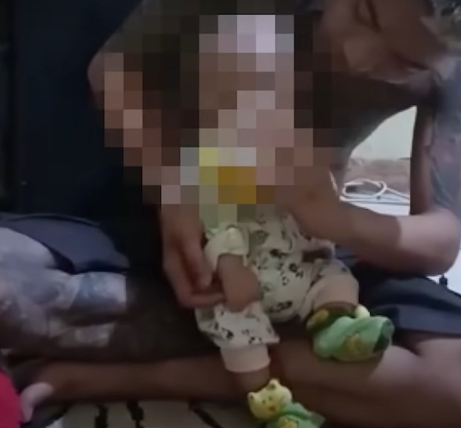 MXH dậy sóng với đoạn clip người đàn ông cho em bé 4 tháng tuổi uống sữa trộn bia và nước ngọt, lời khai tại đồn cảnh sát càng gây phẫn nộ - Ảnh 2.