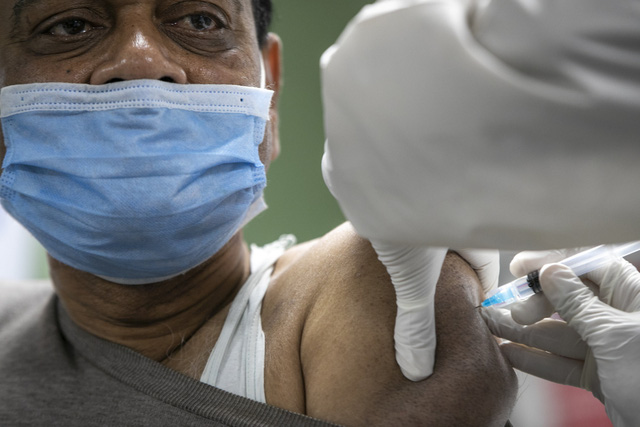 C&aacute;c nước ngh&egrave;o tụt hậu từ 6 - 8 th&aacute;ng trong việc tiếp cận vaccine COVID-19 - Ảnh 1.
