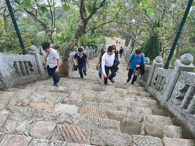 Doanh nghiệp du lịch lại “ngồi trên lửa” sau các ca Covid-19 ở Quảng Ninh, Hải Dương  - Ảnh 1.