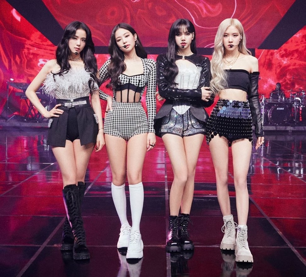 Lại phải nể sát đất trình sửa đồ của stylist BLACKPINK: Cắt váy áo tứ tung, không nhìn kỹ đố ai phát hiện ra - Ảnh 2. Lại phải nể sát đất trình sửa đồ của stylist BLACKPINK: Cắt váy áo tứ tung, không nhìn kỹ đố ai phát hiện ra - Ảnh 2.