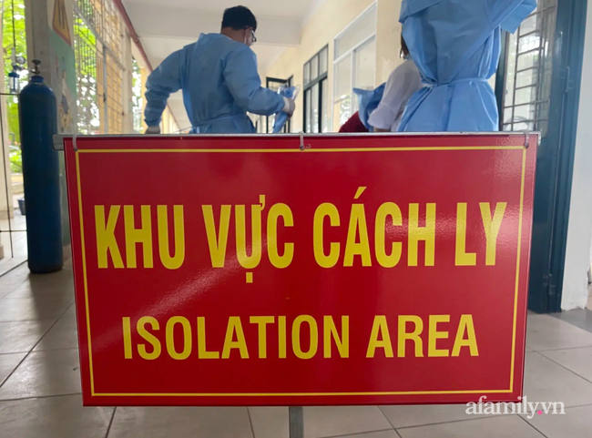 B&eacute; g&aacute;i 8 tuổi ở TP.HCM t&aacute;i dương t&iacute;nh SARS-CoV-2 sau khi xuất viện được đưa đi c&aacute;ch ly c&ugrave;ng mẹ - Ảnh 3.