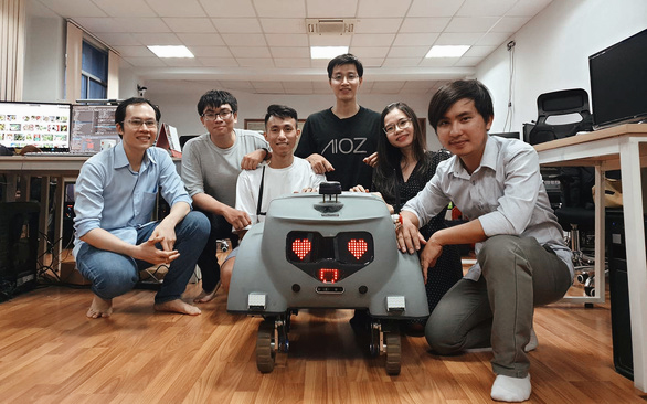 Nh&oacute;m bạn TP.HCM l&agrave;m robot nhắc nhở người kh&ocirc;ng đeo khẩu trang, gi&agrave;nh giải Nhất cuộc thi Hack C&ocirc; Vy - Ảnh 4.