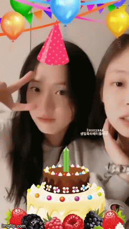 Jennie (BLACKPINK) đăng story mừng sinh nhật Jisoo, dân tình chỉ dán mắt vào mặt mộc cực phẩm lấp ló của cô nàng - Ảnh 2.