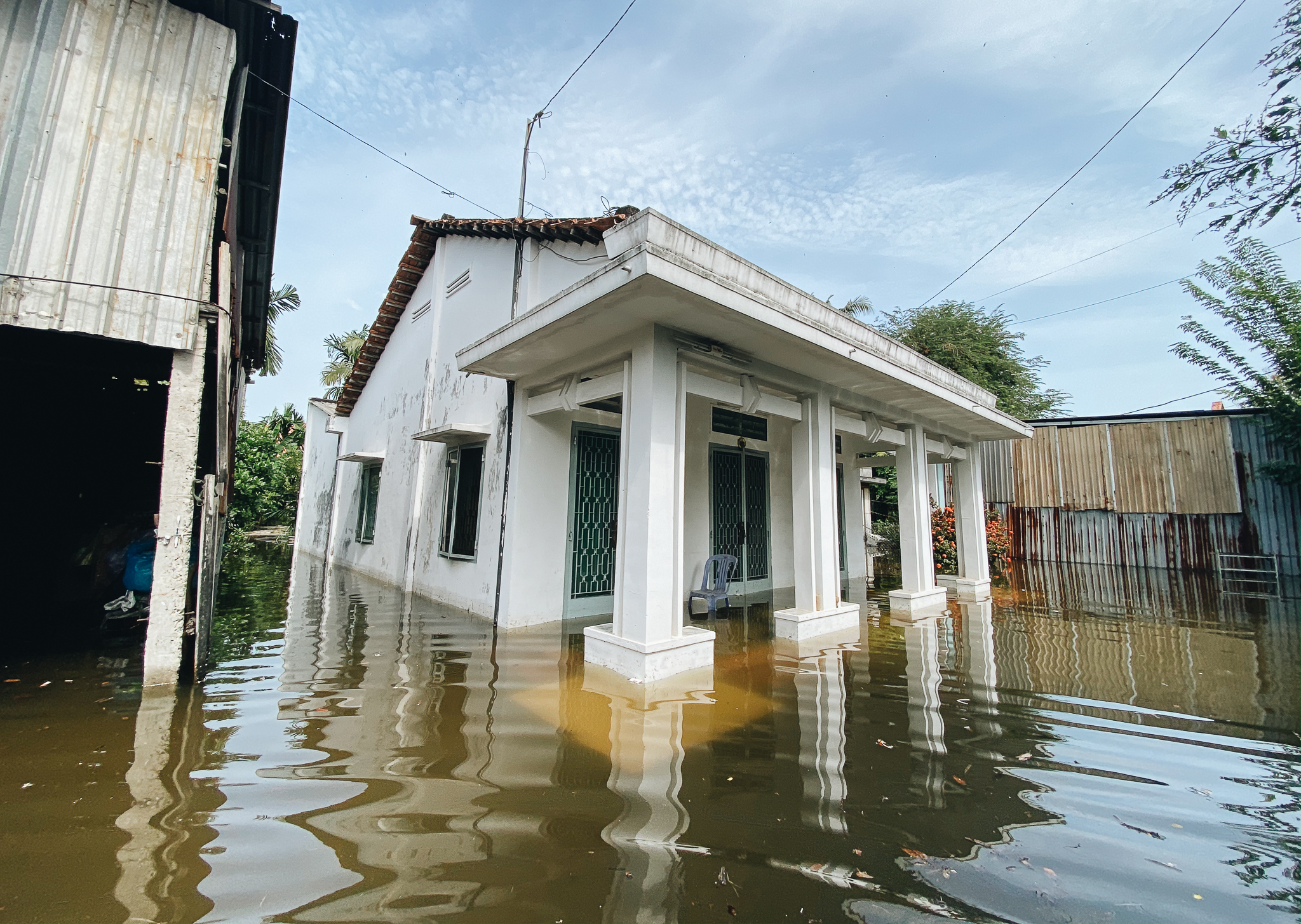 Saigon does not rain, the city of Thu Duc is still flooded from morning to noon, people leave their homes to go elsewhere - Photo 5.