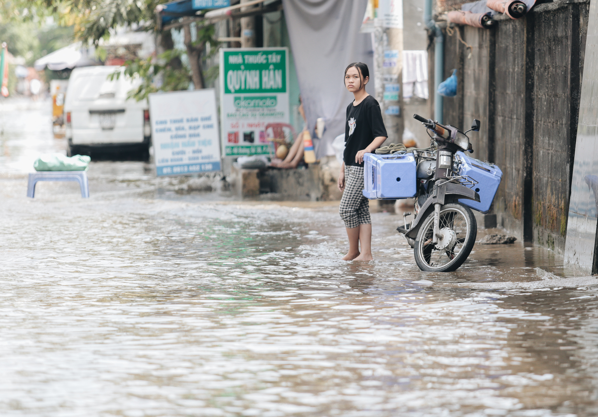 Saigon does not rain, the city of Thu Duc is still flooded from morning to noon, people leave their homes to go elsewhere - Photo 13.