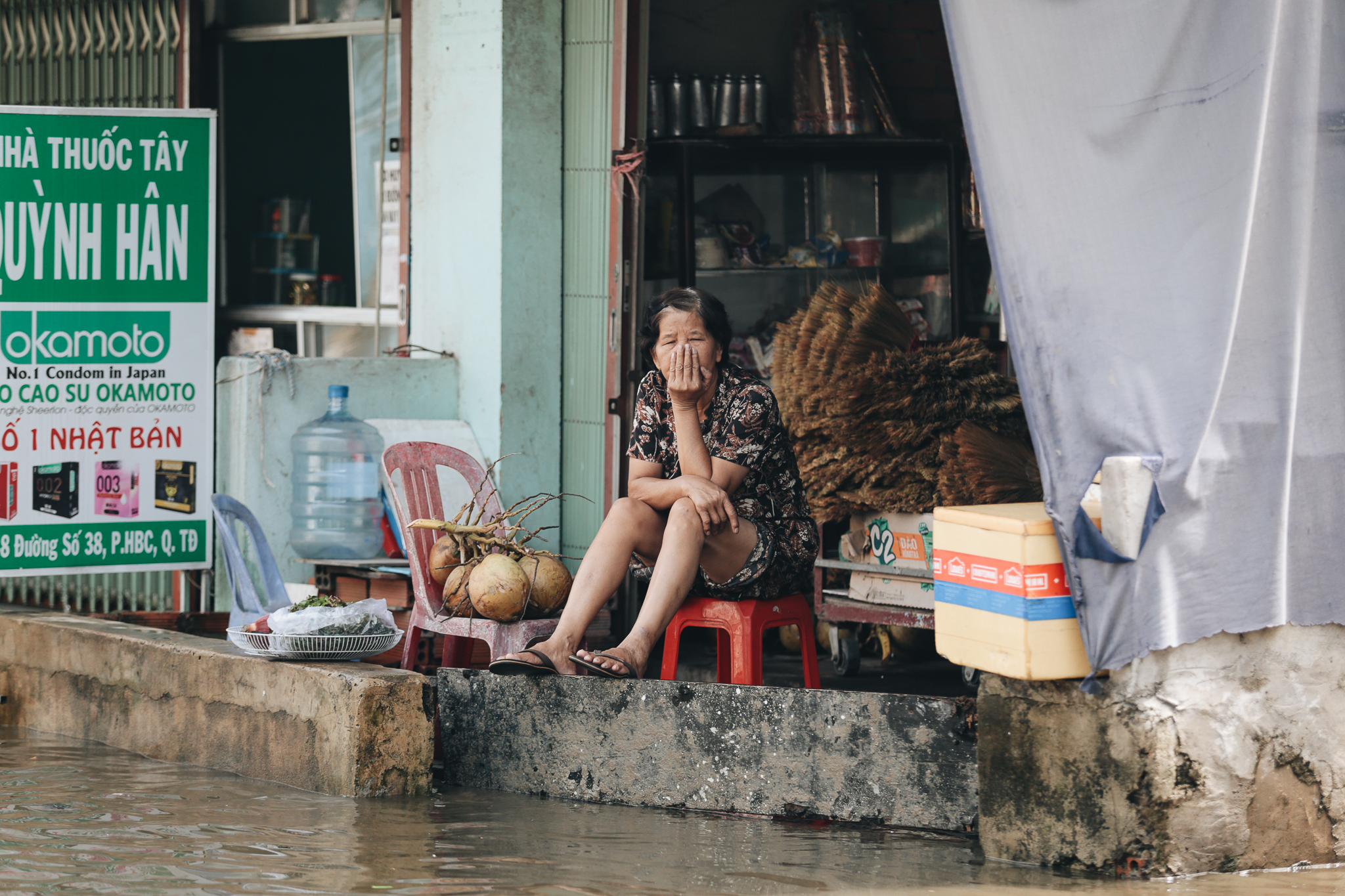 Saigon does not rain, the city of Thu Duc is still flooded from morning to noon, people leave their homes to go elsewhere - Photo 6.