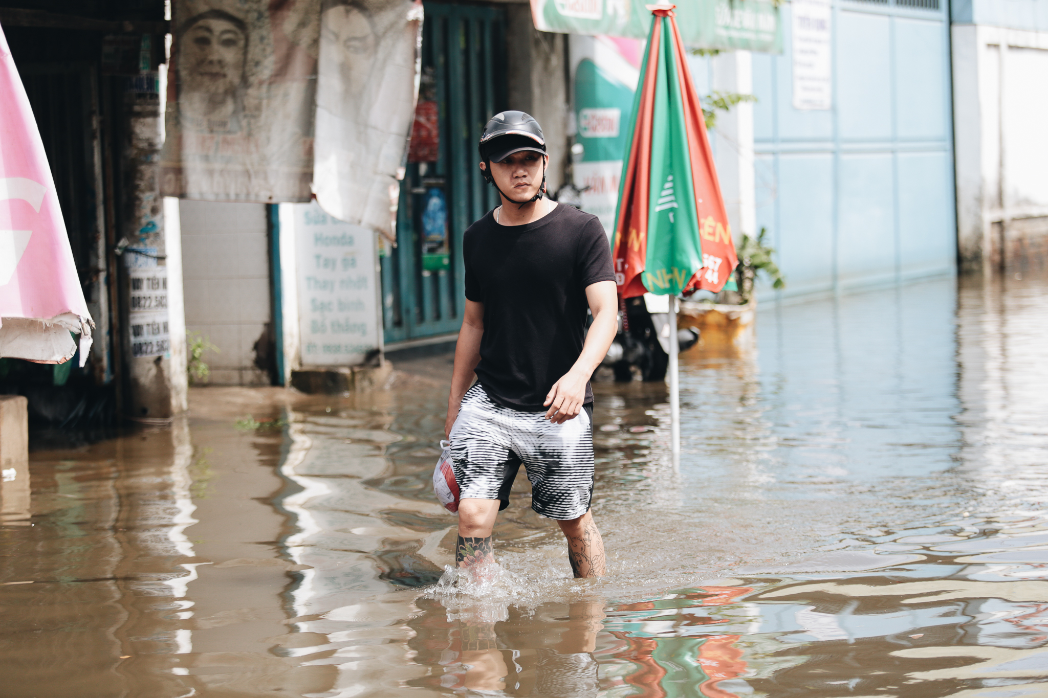 Saigon does not rain, the city of Thu Duc is still flooded from morning to noon, people leave their homes to go elsewhere - Photo 12.