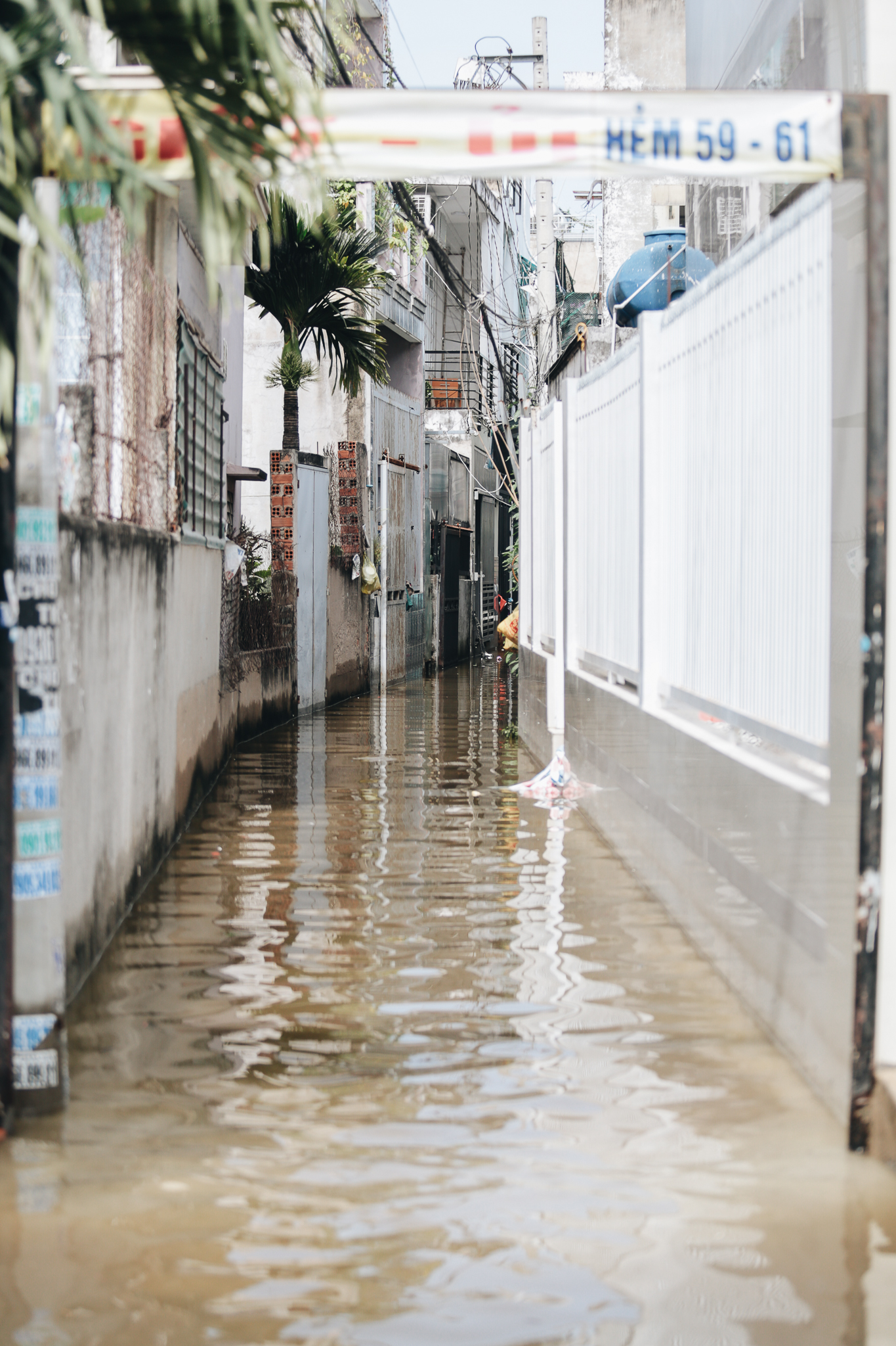 Saigon does not rain, the city of Thu Duc is still flooded from morning to noon, people leave their homes to go elsewhere - Photo 15.