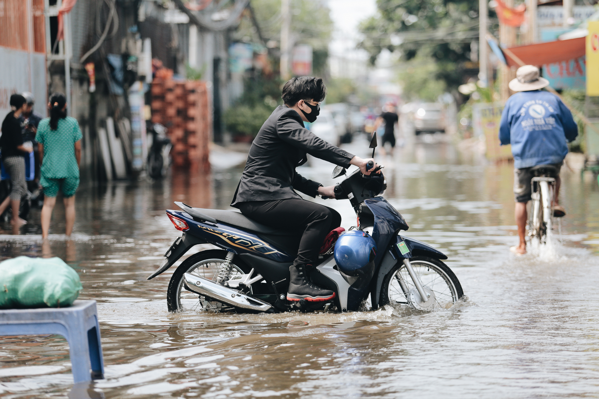 Saigon does not rain, the city of Thu Duc is still flooded from morning to noon, people leave their houses to go elsewhere - Photo 10.