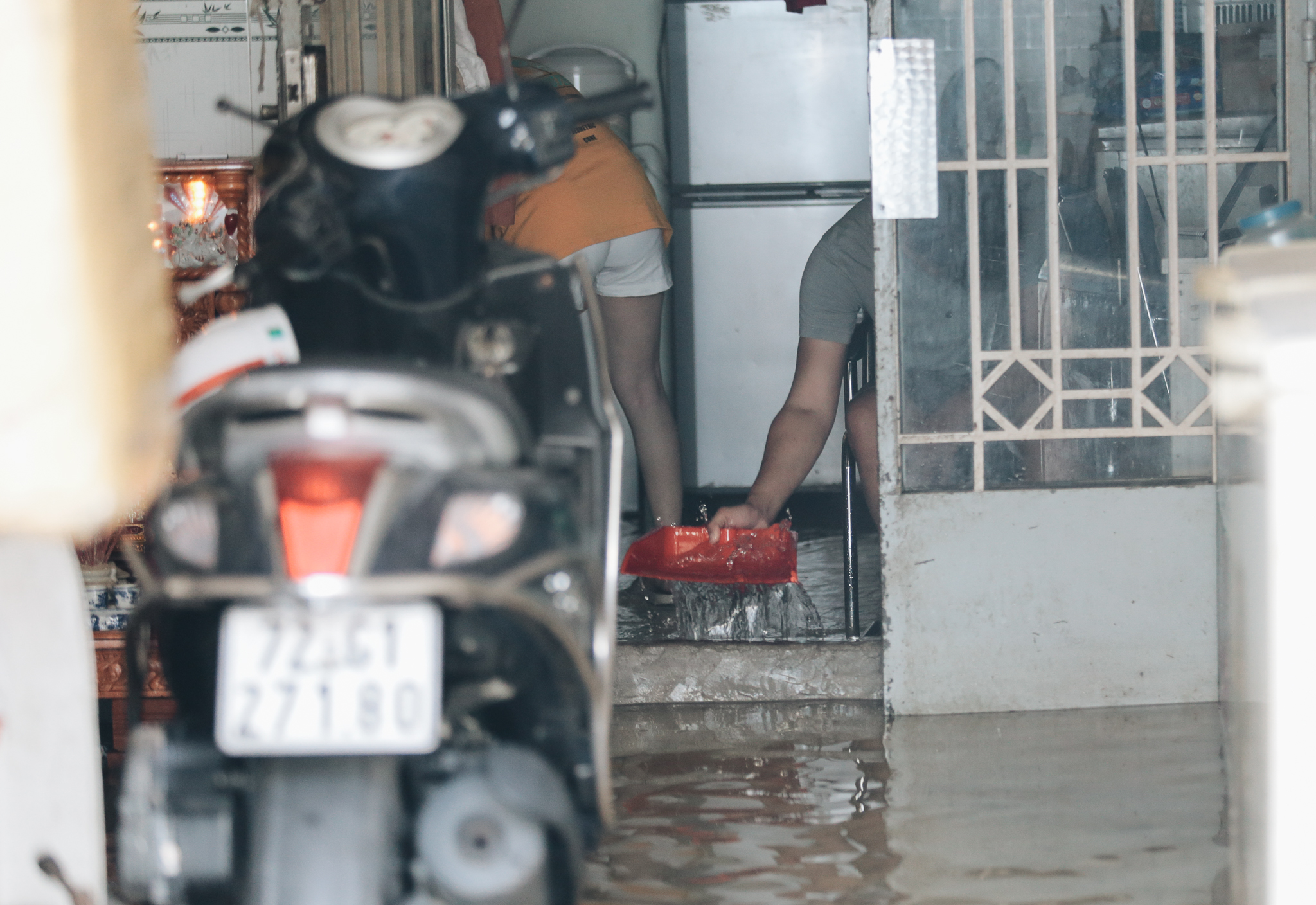 Saigon does not rain, the city of Thu Duc is still flooded from morning to noon, people leave their houses to go elsewhere - Photo 4.