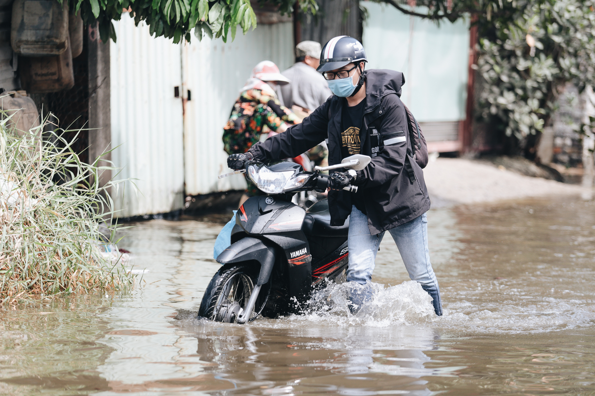 Saigon does not rain, the city of Thu Duc is still flooded from morning to noon, people leave their homes to go elsewhere - Photo 11.