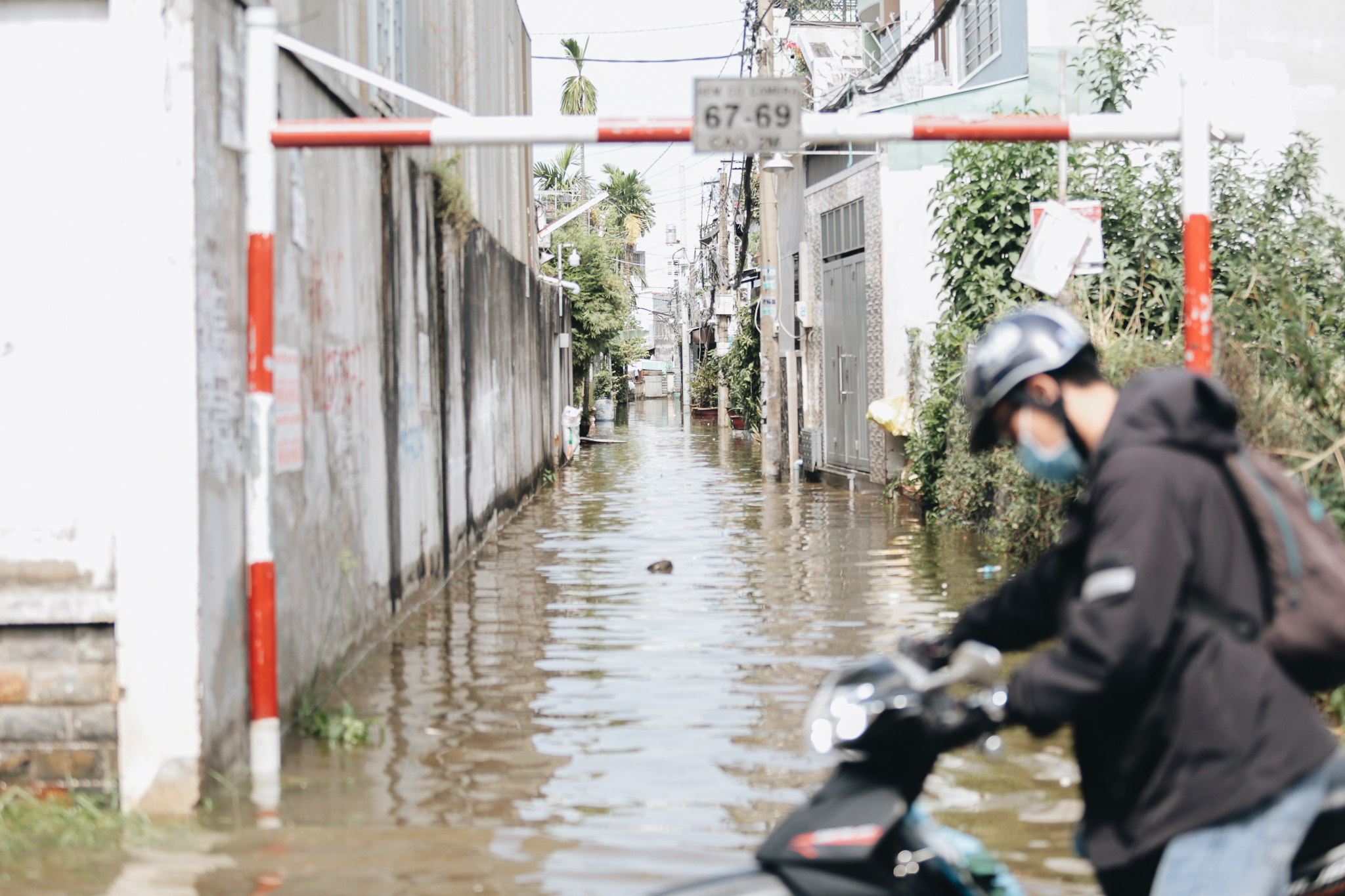 Saigon does not rain, the city of Thu Duc is still flooded from morning to noon, people leave their homes to go elsewhere - Photo 16.