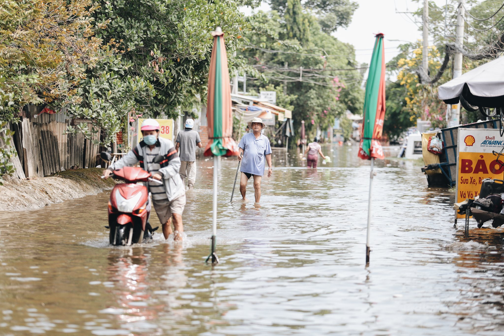 Saigon does not rain, the city of Thu Duc is still flooded from morning to noon, people leave their homes to go elsewhere - Photo 2.