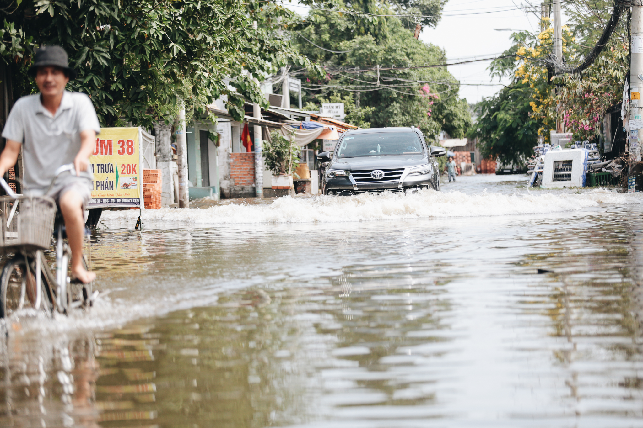 Saigon does not rain, the city of Thu Duc is still flooded from morning to noon, people leave their homes to go elsewhere - Photo 3.