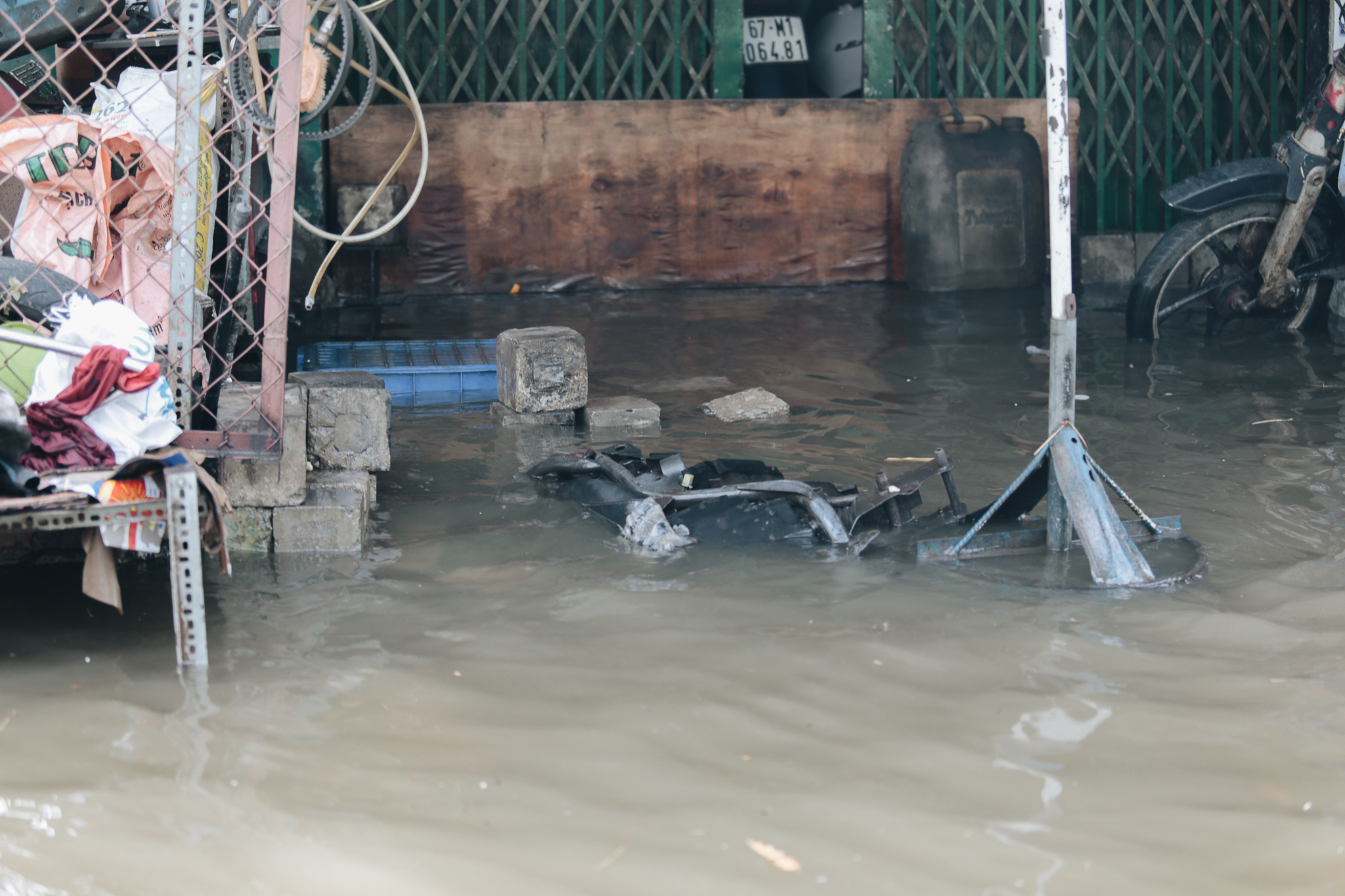 Saigon does not rain, the city of Thu Duc is still flooded from morning to noon, people leave their homes to go elsewhere - Photo 7.