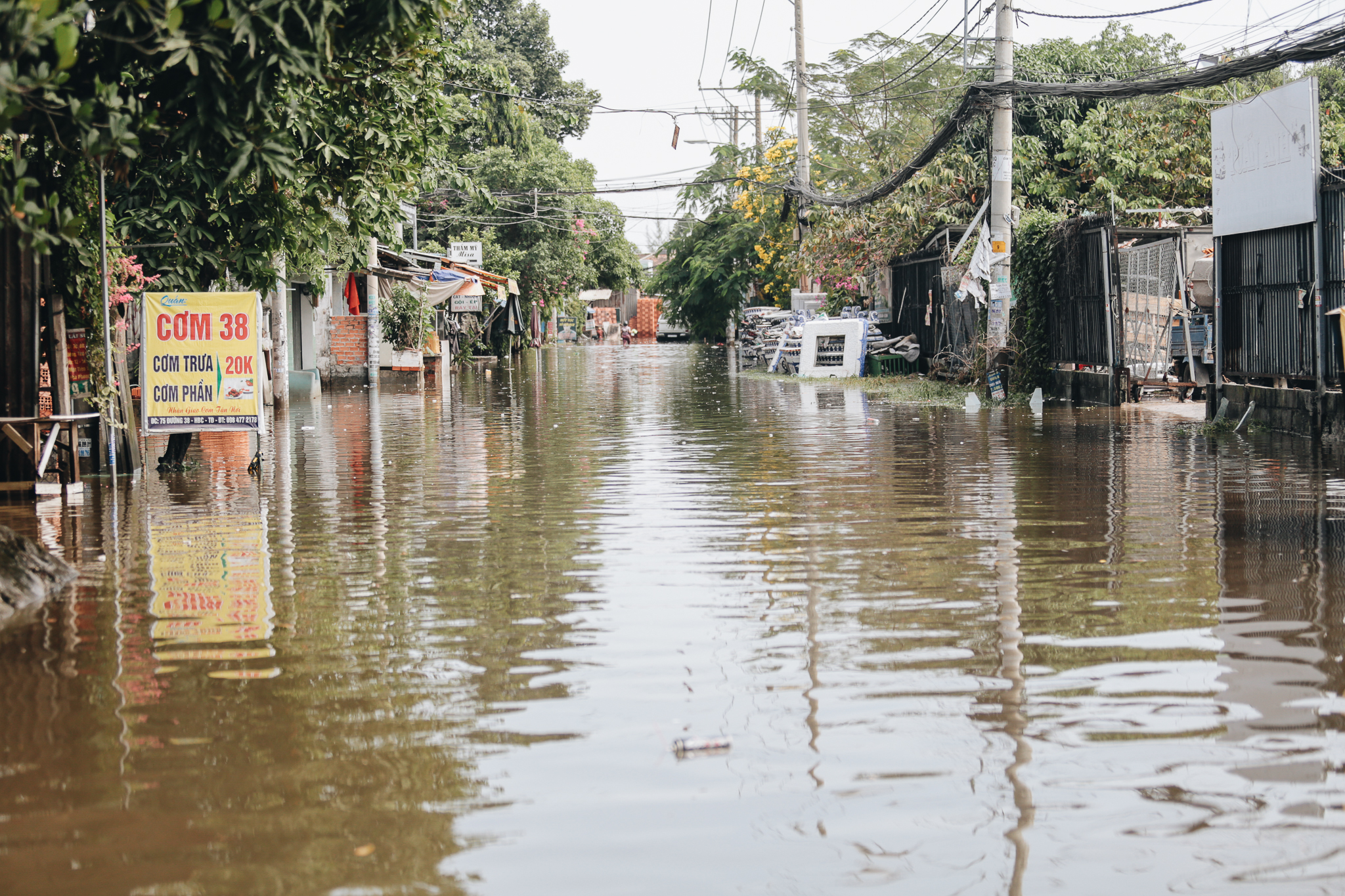 Saigon does not rain, the city of Thu Duc is still flooded from morning to noon, people leave their homes to go elsewhere - Photo 1.