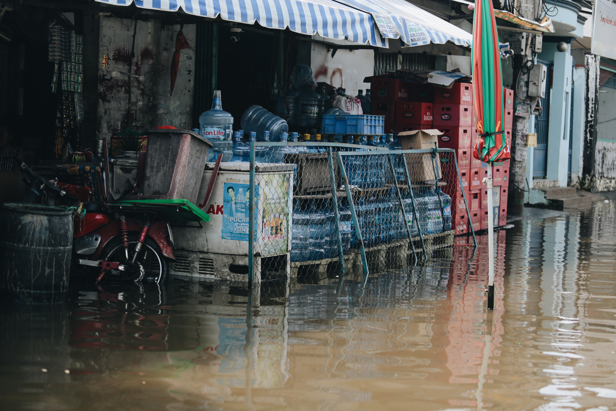 Saigon does not rain, the city of Thu Duc is still flooded from morning to noon, people leave their homes to go elsewhere - Photo 8.