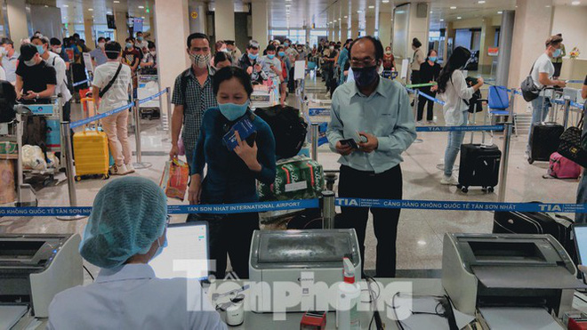 Dịch Covid-19 ngày 30/1: 5.000 người ở Hà Nội phải xét nghiệm khẩn cấp; Phong tỏa một khách sạn và quán ăn ở TP.HCM sau ca nhiễm mới - Ảnh 1.