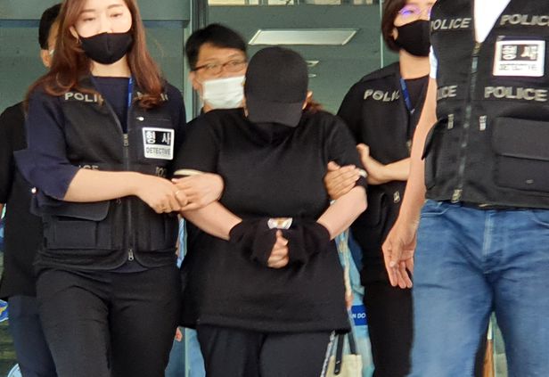 Mẹ kế nhốt con trai ri&ecirc;ng của chồng trong vali suốt 7 tiếng đến chết, căm phẫn hơn l&agrave; th&aacute;i độ của ả ngay l&uacute;c đứa trẻ gặp nguy kịch - Ảnh 1.