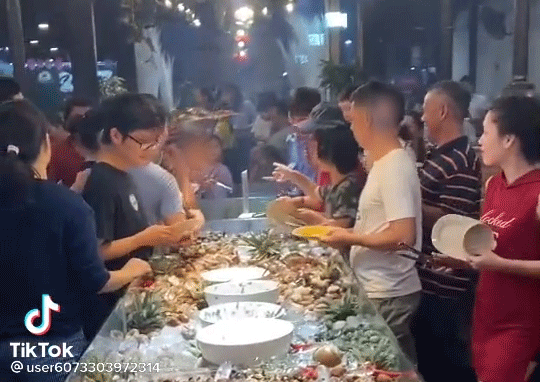 Sợ hãi trước cảnh giành giật nhau từng con tôm khi đi ăn buffet hải sản, ai nhìn vào cũng thấy ngao ngán - Ảnh 1.