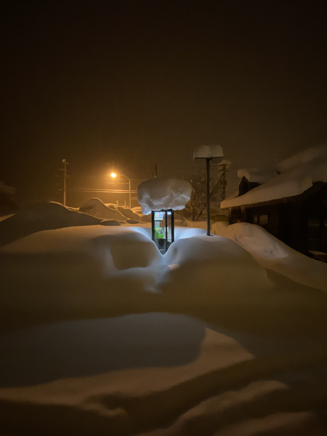 Bức ảnh bốt điện thoại công cộng giữa trời tuyết trắng gây xôn xao cộng đồng mạng Nhật Bản - Ảnh 2.