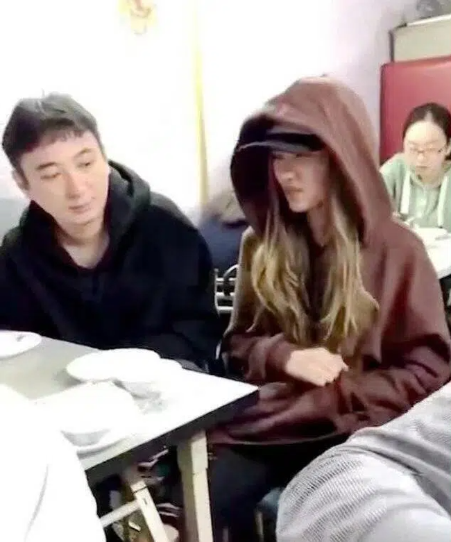 Hotgirl chuyên chăm thú cưng cho Vương Tư Thông: Người tình tin đồn của thiếu gia tỷ đô, tạo drama không kém ai lại còn thích khoe hình ảnh dao kéo - Ảnh 2. Hotgirl chuyên chăm thú cưng cho Vương Tư Thông: Người tình tin đồn của thiếu gia tỷ đô, tạo drama không kém ai lại còn thích khoe hình ảnh dao kéo - Ảnh 2.