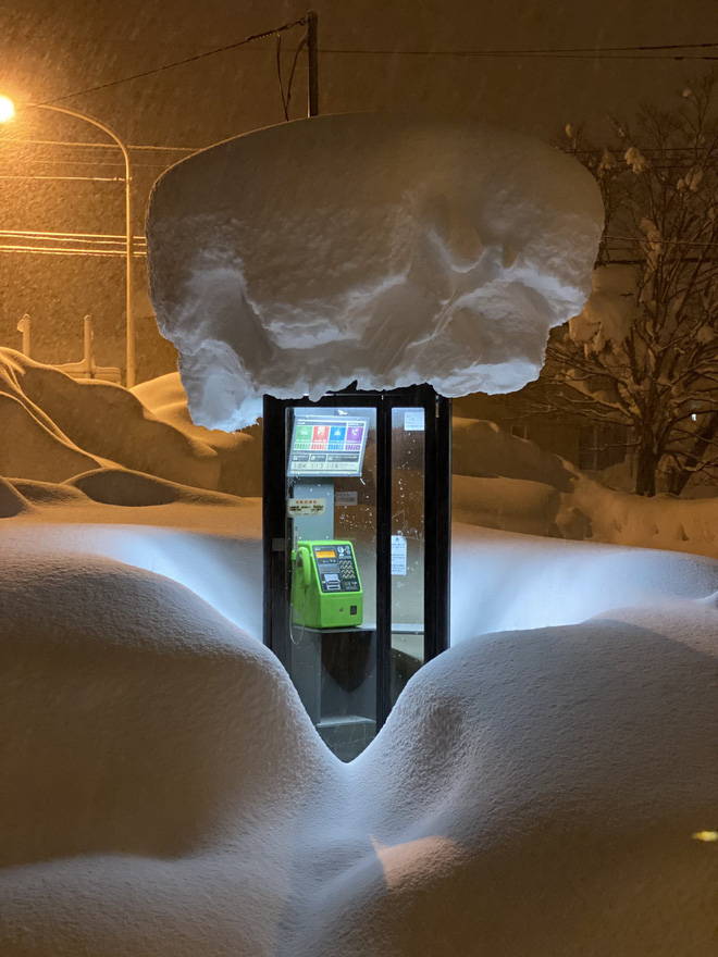 Bức ảnh bốt điện thoại công cộng giữa trời tuyết trắng gây xôn xao cộng đồng mạng Nhật Bản - Ảnh 3.