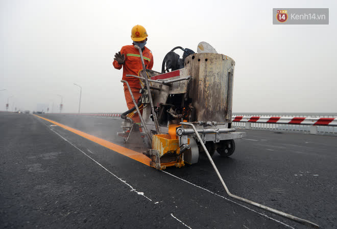 Chùm ảnh: Hối hả hoàn thiện những công đoạn cuối cùng trước ngày thông xe trở lại cầu Thăng Long - Ảnh 5.