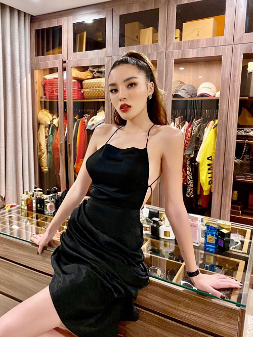 Thăm căn hộ của Hoa hậu Kỳ Duy&ecirc;n: Ph&ograve;ng đồ hiệu to&agrave;n m&ugrave;i tiền khiến chị em ghen tỵ đỏ mắt - Ảnh 8.