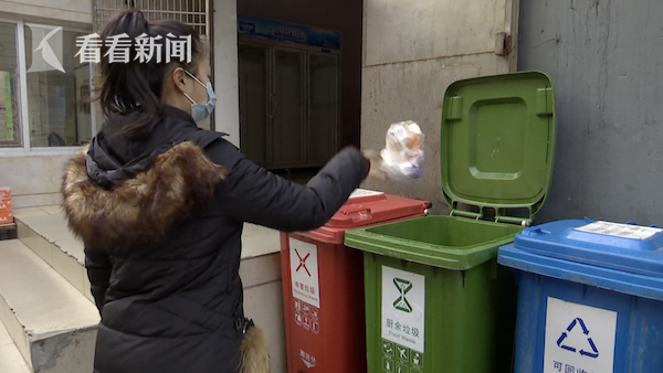 Người phụ nữ đột ngột đứt gân ngón tay khi đang đi vứt rác, nguyên nhân được tiết lộ khiến ai cũng phải tự ngẫm lại bản thân mình - Ảnh 1.