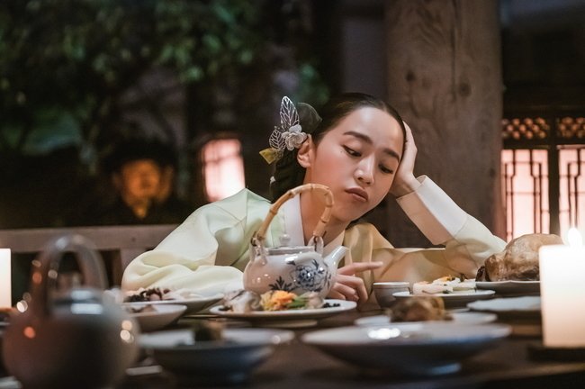 Gây tranh cãi vì xuyên tạc lịch sử, Mr. Queen của Shin Hye Sun vẫn hot không lối thoát, vì sao ta? - Ảnh 9. Gây tranh cãi vì xuyên tạc lịch sử, Mr. Queen của Shin Hye Sun vẫn hot không lối thoát, vì sao ta? - Ảnh 9.
