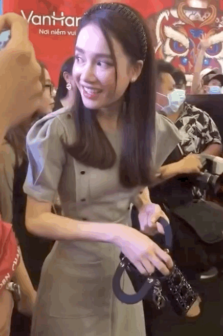 Nh&atilde; Phương g&acirc;y sốt v&igrave; v&ograve;ng eo nhỏ x&iacute;u đến kh&oacute; tin, nhưng v&ocirc; t&igrave;nh bị team qua đường soi khuyết điểm chuẩn &ldquo;mẹ bỉm&rdquo; - Ảnh 4.
