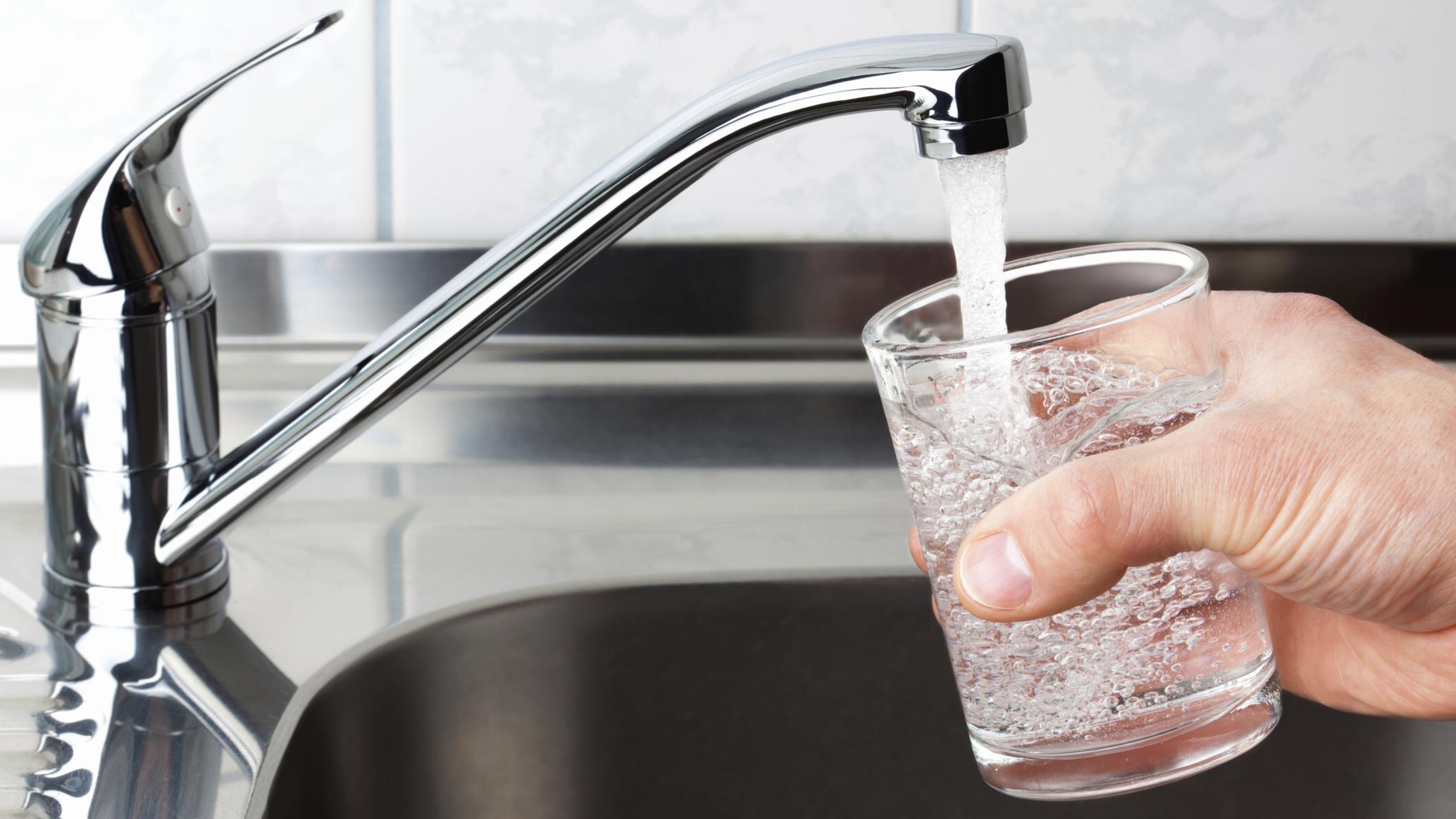 3 kiểu nước uống không tốt cho sức khỏe, tiềm ẩn rủi ro gây bệnh tật - Ảnh 3.
