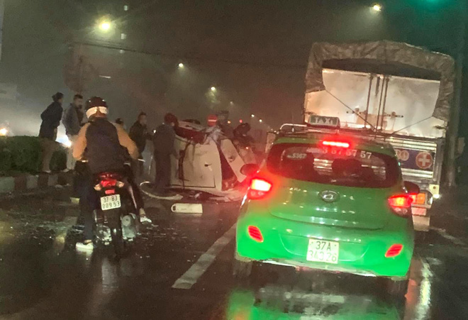 Vụ xe bán tải tông bẹp dúm taxi chờ đèn đỏ: Nữ hành khách tử vong sau 1 ngày cấp cứu - Ảnh 1.